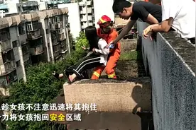 惊险！年轻女孩欲跳楼轻生，消防员一把将她抱回来视频封面