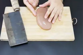 猪腰好吃但臊臭味难去，卖肉的老板教我这样处理，干净又好吃视频封面