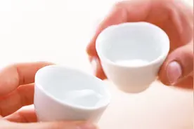 每天喝一杯白酒，连喝一个月后，身体会有什么变化？视频封面