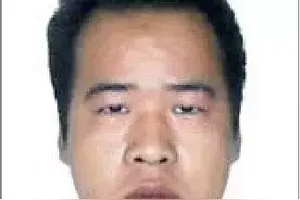 该男子涉嫌寻衅滋事在逃，见到立即报警！图片