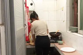 湖南打工妹在深圳：忙碌一天自己做饭，花7块有菜有肉，也很知足视频封面