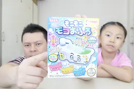试吃食玩“泡泡浴缸”，父女俩个人居然喝起了“洗澡水”，真酸啊视频封面