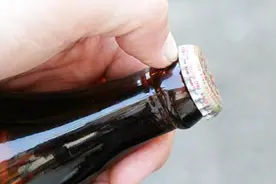 徒手开啤酒的新方法！徒手开啤酒就是这么简单！一只手轻松打开视频封面