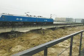 抵御50年一遇洪水 重车压梁6小时扛洪峰保涪江大桥图片
