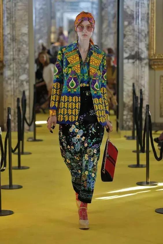 bershka官网 bershka官网插图(7) 脸大不要怕|盘点最全的“瘦脸减龄”发带,内涵实用教学!