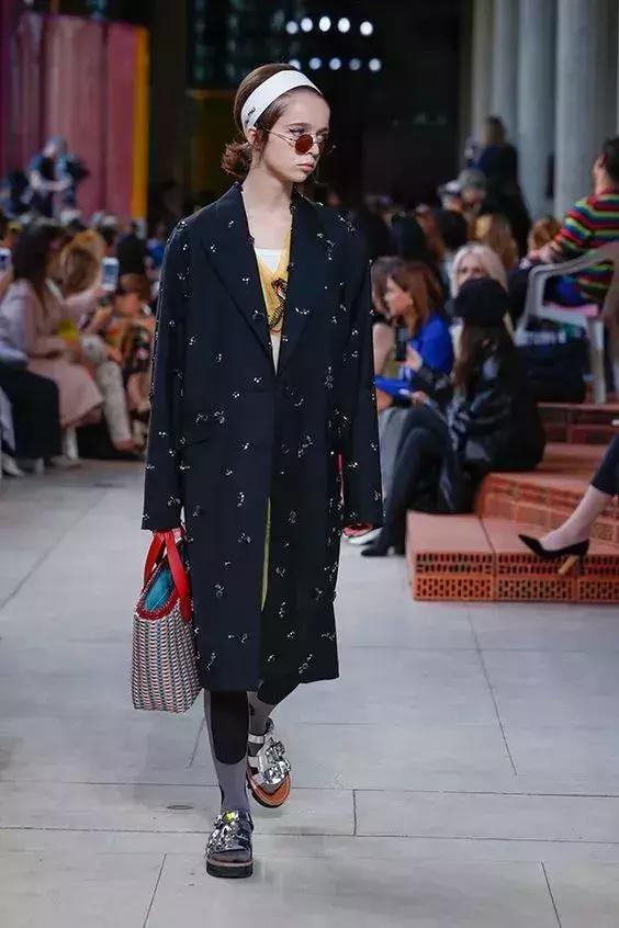 bershka官网 bershka官网插图(12) 脸大不要怕|盘点最全的“瘦脸减龄”发带,内涵实用教学!