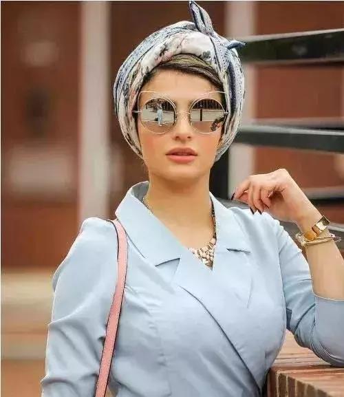 bershka官网 bershka官网插图(29) 脸大不要怕|盘点最全的“瘦脸减龄”发带,内涵实用教学!