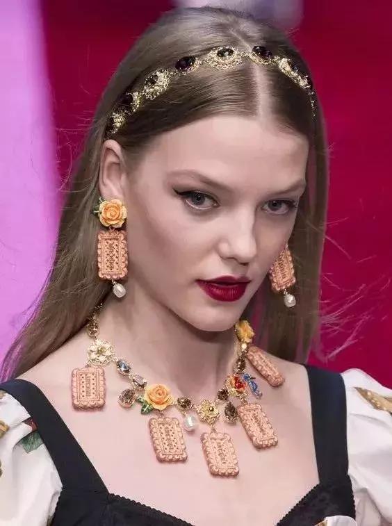 bershka官网 bershka官网插图(2) 脸大不要怕|盘点最全的“瘦脸减龄”发带,内涵实用教学!