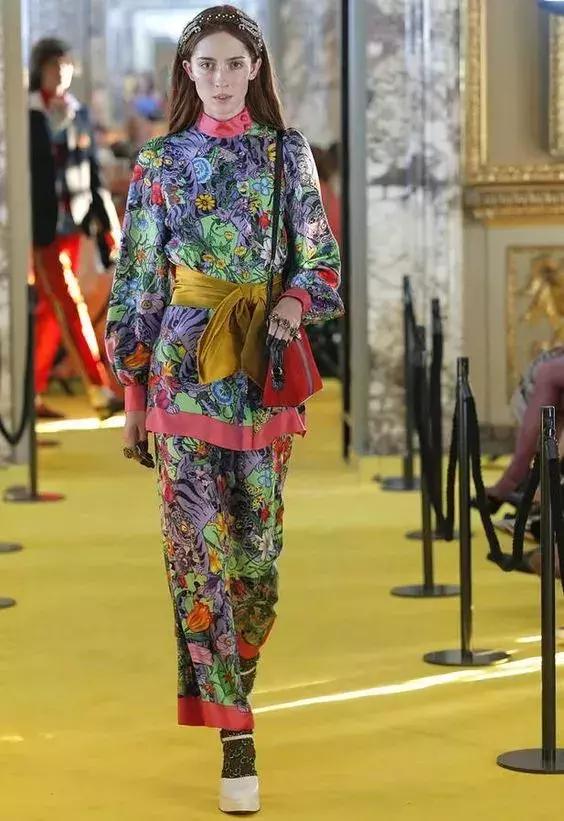 bershka官网 bershka官网插图(9) 脸大不要怕|盘点最全的“瘦脸减龄”发带,内涵实用教学!