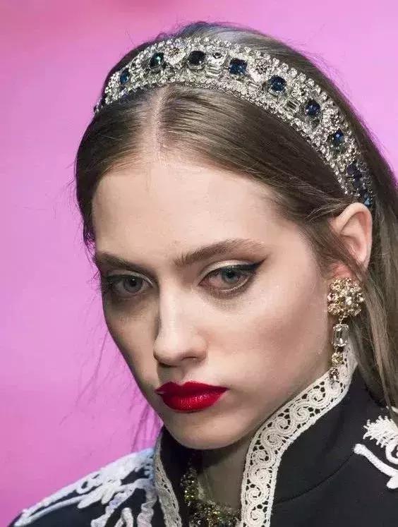 bershka官网 bershka官网插图(3) 脸大不要怕|盘点最全的“瘦脸减龄”发带,内涵实用教学!