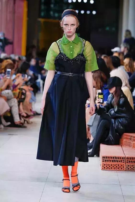 bershka官网 bershka官网插图(11) 脸大不要怕|盘点最全的“瘦脸减龄”发带,内涵实用教学!