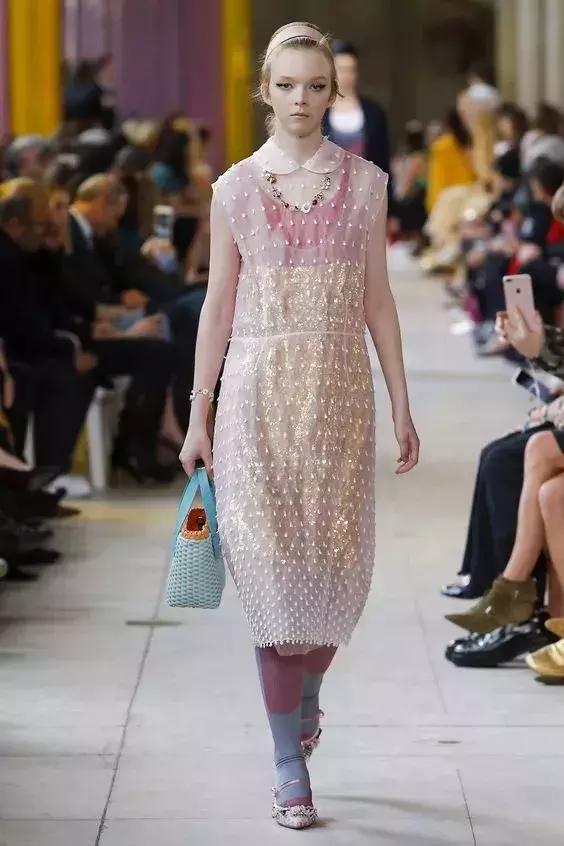 bershka官网 bershka官网插图(14) 脸大不要怕|盘点最全的“瘦脸减龄”发带,内涵实用教学!