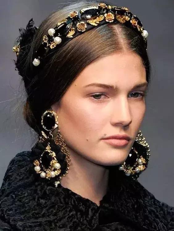 bershka官网 bershka官网插图(48) 脸大不要怕|盘点最全的“瘦脸减龄”发带,内涵实用教学!