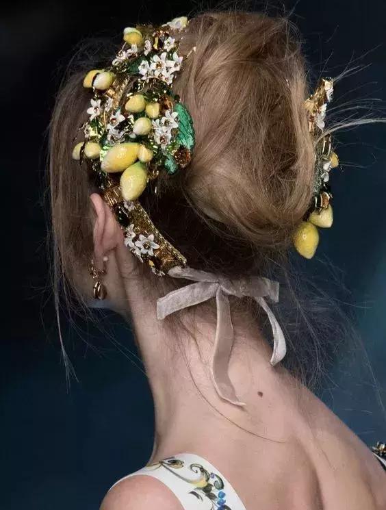 bershka官网 bershka官网插图(47) 脸大不要怕|盘点最全的“瘦脸减龄”发带,内涵实用教学!