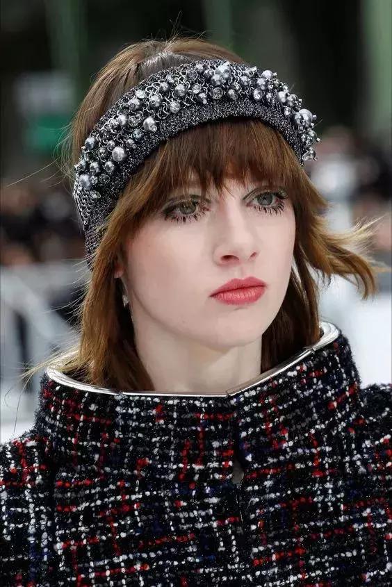 bershka官网 bershka官网插图(6) 脸大不要怕|盘点最全的“瘦脸减龄”发带,内涵实用教学!