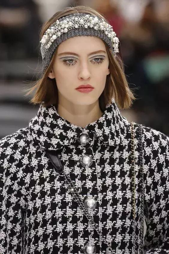 bershka官网 bershka官网插图(5) 脸大不要怕|盘点最全的“瘦脸减龄”发带,内涵实用教学!