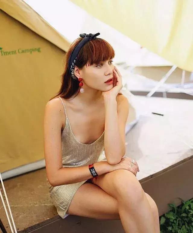 bershka官网 bershka官网插图(19) 脸大不要怕|盘点最全的“瘦脸减龄”发带,内涵实用教学!