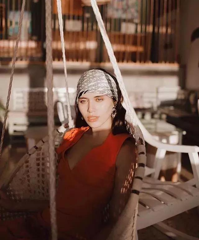 bershka官网 bershka官网插图(20) 脸大不要怕|盘点最全的“瘦脸减龄”发带,内涵实用教学!