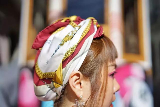 bershka官网 bershka官网插图(33) 脸大不要怕|盘点最全的“瘦脸减龄”发带,内涵实用教学!