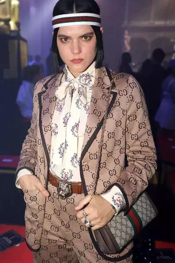 bershka官网 bershka官网插图(40) 脸大不要怕|盘点最全的“瘦脸减龄”发带,内涵实用教学!