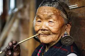 中国唯一一夫多妻合法的民族，族长可带佩刀上飞机，进人民大会堂视频封面