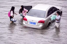 涉水行车，积水深度超过排气管车子就不能开了？别再被误导了
