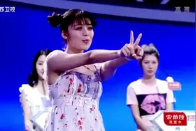 女嘉宾现场表演二次元舞蹈，萌萌哒的样子真是太可爱了视频封面