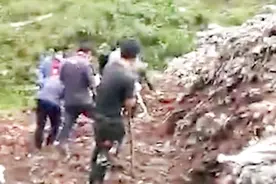 云南镇雄两儿童失联 2人遗体已在塌方垃圾山中找到视频封面