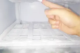 冰箱冷藏室为什么结冰？只因按错这里，教你一招，让冰箱永不结冰