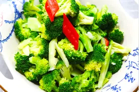 饭店的凉拌西兰花原来是这样做的，清脆爽口，简单好做，一看就会视频封面