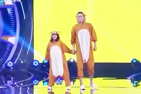 196男生的老婆155，成最萌身高差，两人第一次接吻女生站三曾台阶