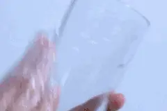 她在浴室门口的地垫下放一块保鲜膜，奇迹发生了！图片