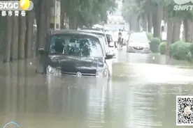 渭河15年最大洪峰过境咸阳 20余车被淹