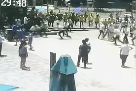 广东：因停车问题引冲突？三十余名骑手与商场保安上演“全武行”视频封面