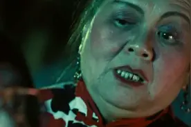 男子以为影院里面的是脏东西，没想到是误会一场，惹得美女偷笑