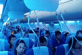 国航班机突然直降三千米氧气面罩脱落 乘客讲述惊魂一刻视频封面
