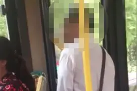 奇葩！大爷公交车上内急憋不住 竟在车门处方便视频封面