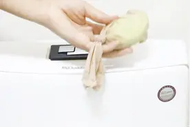 废旧丝袜放在马桶里，马桶都不用再刷洗，而且1年都不会再有异味视频封面