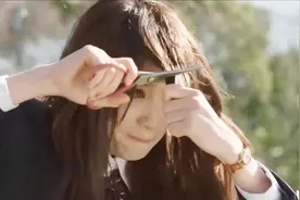 女孩告白演示剪刘海，无奈羞耻仓皇而逃，留男主独自蒙圈