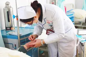 输液时药水滴完后，没及时拔下针头会发生什么？视频封面