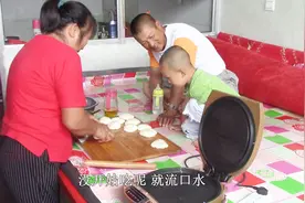 女儿回娘家想吃烙饼，农村妈妈简单面食巧手做，一家人吃的真馋人视频封面