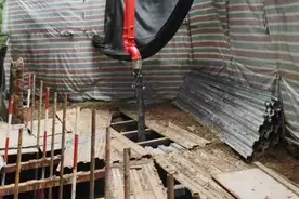 4层别墅还不够用?北京一业主挖5米深坑建地下室视频封面