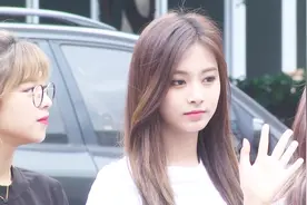 TWICE MOMO大露性感蛇腰 NUEST W上班路依旧帅气满分视频封面