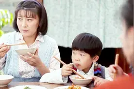 饭桌上儿子不懂礼貌，频频抢弟弟的菜吃，母亲却给出这种态度视频封面