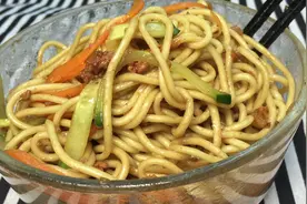 炸酱面怎么做才好吃，关键在调酱汁，配料比例告诉你，早餐不用愁视频封面