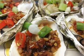 自己动手制作鲜嫩多汁美味的蒜蓉牡蛎，简单易学再也不去烧烤店吃视频封面