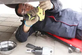 车辆底部出现漏油是怎么回事？老司机经验多，说出具体原因视频封面