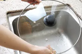 锅盖油污难清洗？教你一招，只需这样处理一下，5分钟焕然一新视频封面