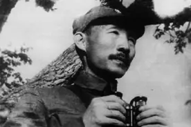 老汉为军长守墓40年，直到80岁终于盼来英雄后人！迁葬时放声大哭图片