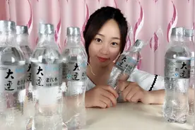 试喝粉丝推荐的“大连老汽水”，刚打开盖子，就闻到了熟悉的味道视频封面
